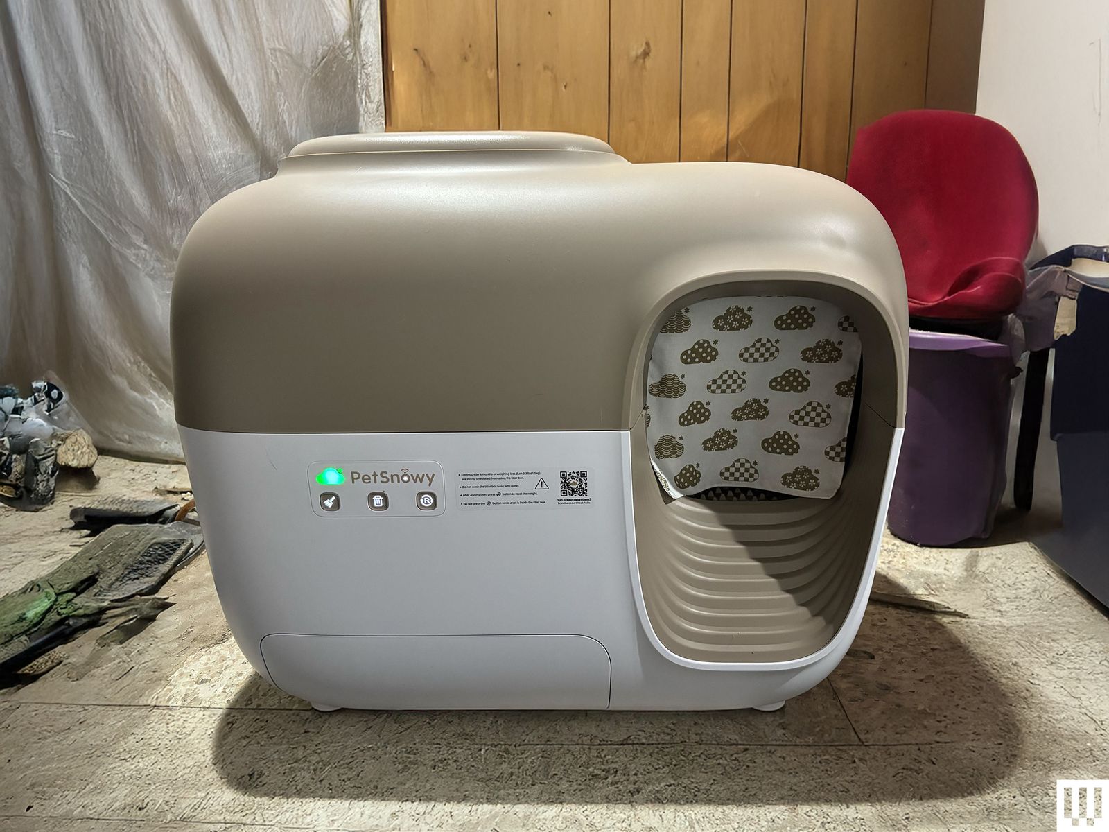 Pet Snowy Self Cleaning Litter Box in white and beige